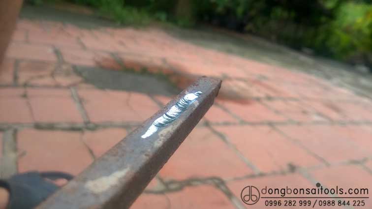 Cận cảnh vết phay trên thanh sắt